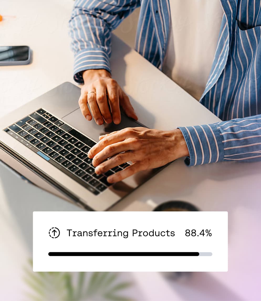 Person som skriver på en bärbar dator med en överlagring som visar datamigreringsförloppet för överföring av produkter på 88,4 %.
