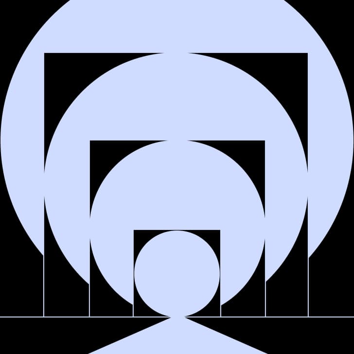 Abstrakt isometrisk 3D-grafik av en lila kub som svävar inuti en svart rutnätsstruktur.