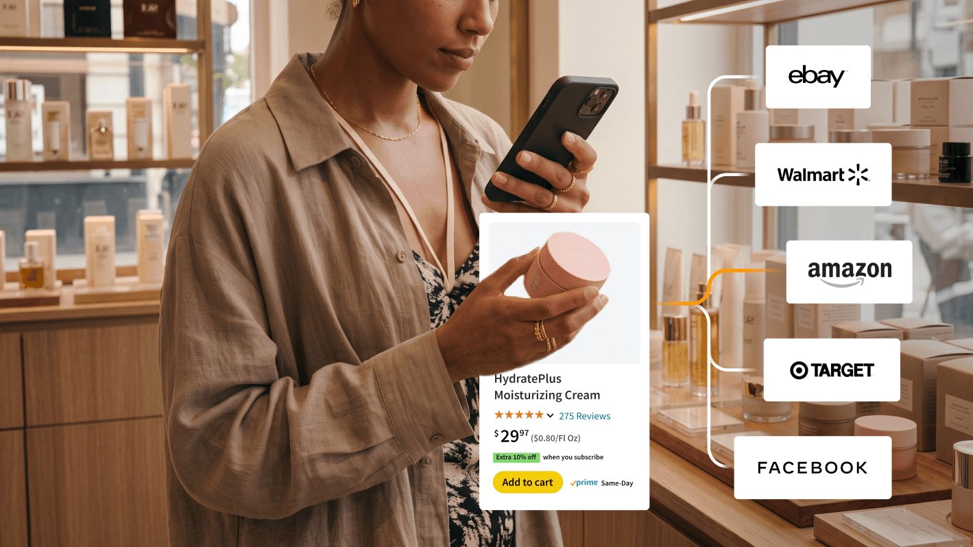Kvinna i en detaljhandelsbutik som använder sin smartphone för att kontrollera onlineutbudet av en fuktkräm.