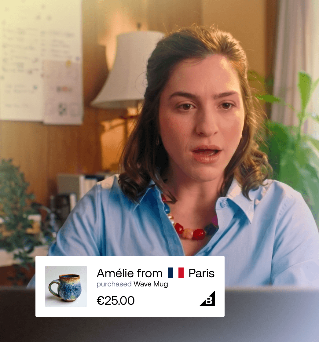Kvinna som tittar på en skärm med en social proof-badge i realtid som visar att Amélie från Paris köpte en Wave Mug för 25 €