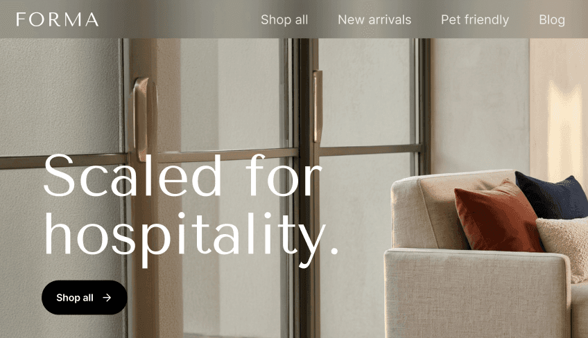 Forma webbplatsens hero-banderoll med texten ”Scaled for hospitality” och knappen ”Shop all”.