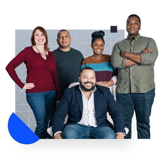 Man som arbetar på en dator