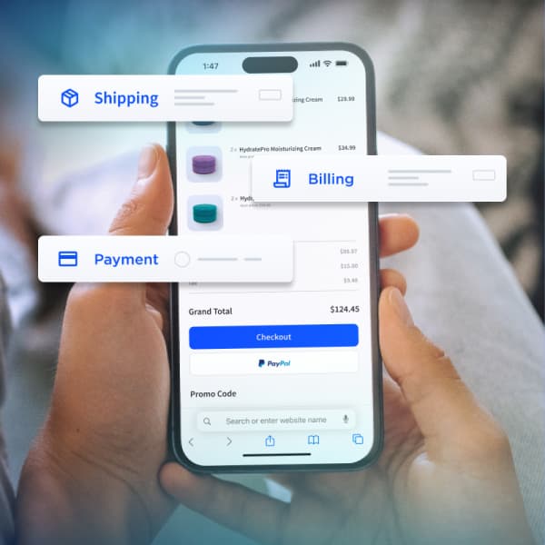 En person håller en smartphone som visar en utcheckningssida online med flytande etiketter för frakt-, fakturerings- och betalningsinformation.